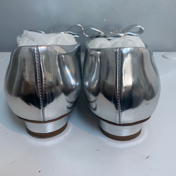 ❌sold❌ Authentic Ferragamo Viva leather silver mirror flats - Picture 5 of 17